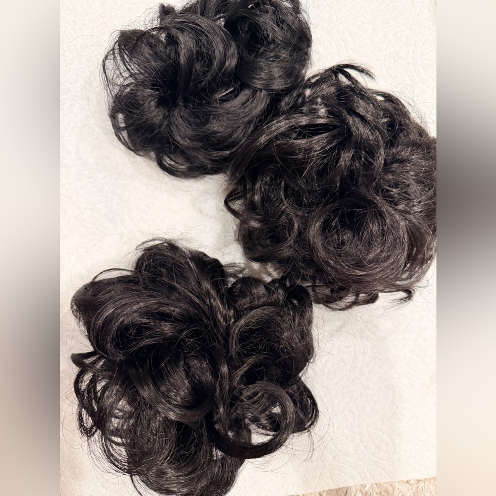 Hair tie!!!! One hair clip and two hair ties. Dark brown